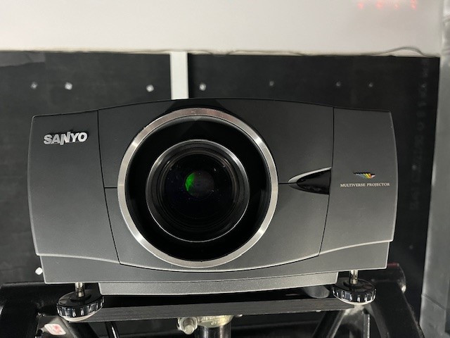 Projecteur vidéo Sanyo PLV-75 WXGA dans Appareils électroniques  à Longueuil/Rive Sud - Image 2
