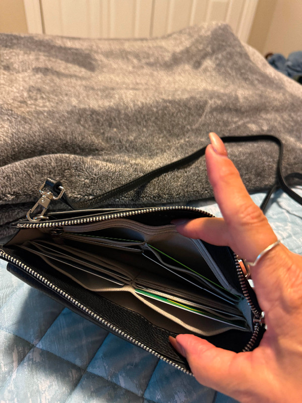 Crossbody wallet in Women's - Bags & Wallets in City of Halifax - Image 2
