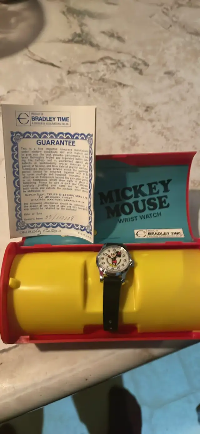 mickey mouse collectible watch in Arts & Collectibles in Laurentides - Image 2