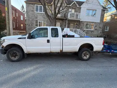 Fonctionne très bien, en bonne condition. Camion de travail fiable, prêt à l’emploi. Transmission au...