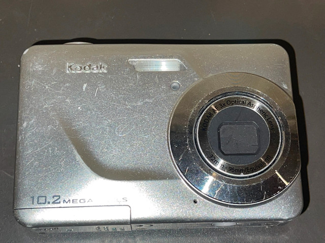 Kodak Digital Camera - Silver - 10.2mp in Cameras & Camcorders in Burnaby/New Westminster
