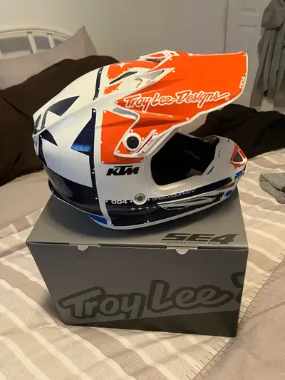 This is a Troy Lee Designs SE4 KTM Helmet, providing top-tier protection and style for motocross and...
