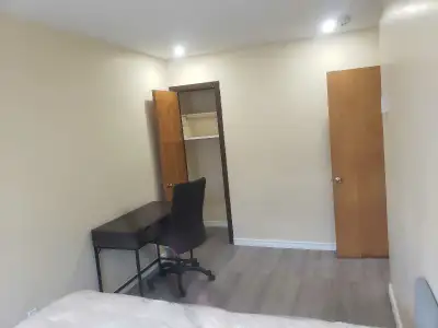 Grande chambre en colocation pour homme disponible dès maintenant. Proche de maxi et super c à proxi...
