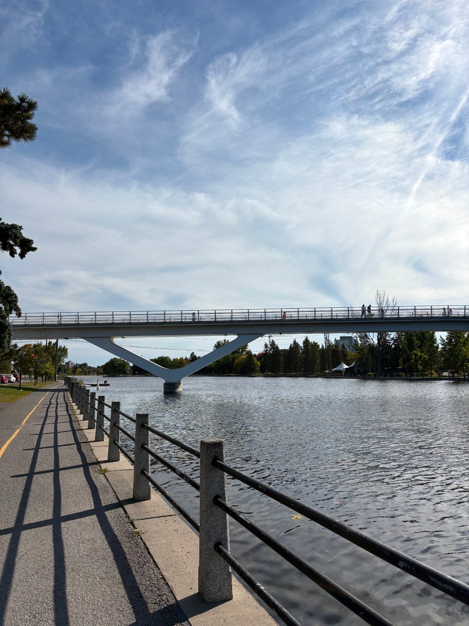 2bdr Beautiful Canal Area, Walking bridge to Landsdown 2