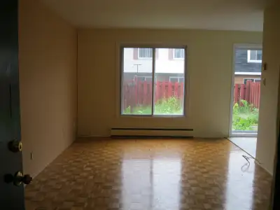 Beau 4 1/2 à louer sur 2 étages à Laval - PAS D'ANIMAUX!