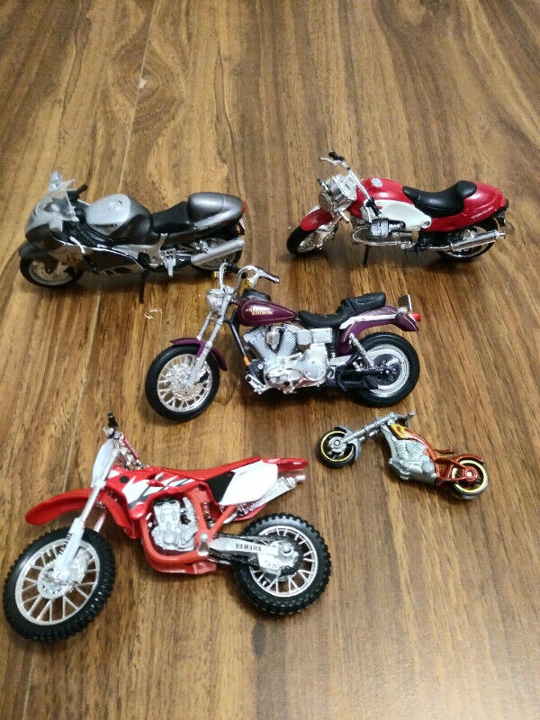 Large Harley Davidson book & 5 set mini motorcycles dans Art et objets de collection  à Région d’Oshawa/Durham - Image 2