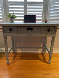 Desk fleur de-lis accent