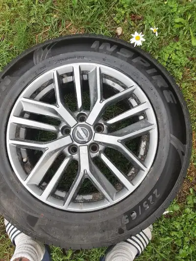 These Nissan 17-inch alloy wheels come mounted with 225/65R17 tires, offering a reliable setup for y...