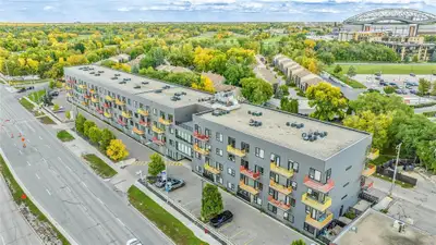 Private room available in a clean, quiet and well-maintained condo near the University of Manitoba....