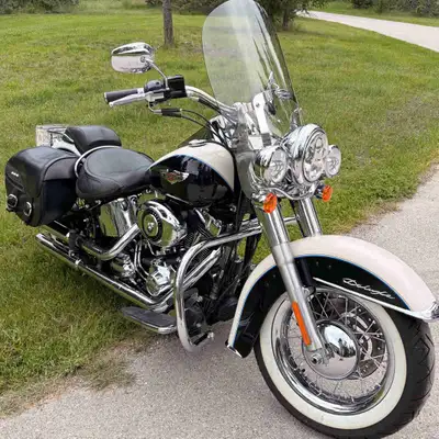 Excellent condition. Pearl white and metallic blue. 1690cc. 24,929 km. Saddle bags. Heated handle ba...