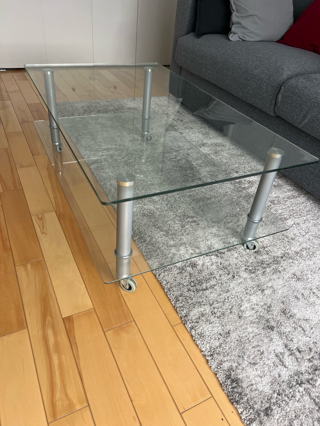 table basse sur roulette à plateau en verre  dans Tables basses  à Ville de Montréal