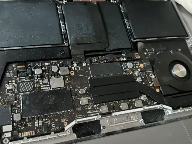 Lot of 6 MacBook Pro’s 2017 parts plus extra  in Laptops in Edmonton - Image 8