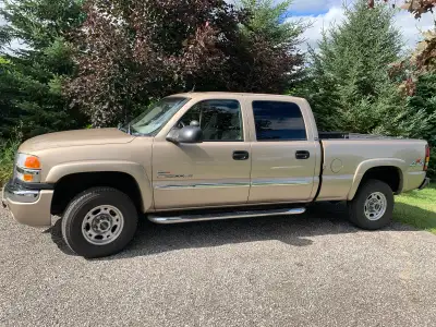 With only 265,000 kms this 2500HD Duramax 6600 diesel V8 with Allison 1000 transmission is all origi...