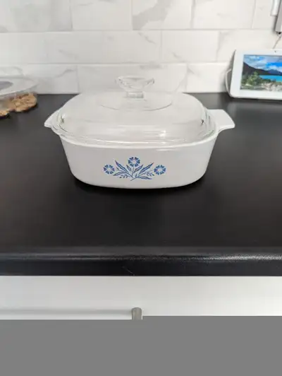 Vintage Pyrex casserole dish, View more