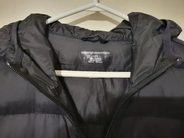 New Amazon Essentials Women Lightweight Hooded Puffer Jacket in Women's - Tops & Outerwear in City of Toronto - Image 3