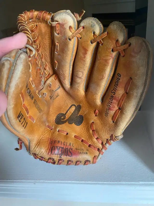 professional model ME711 Expos glove in Baseball & Softball in Mississauga / Peel Region - Image 2