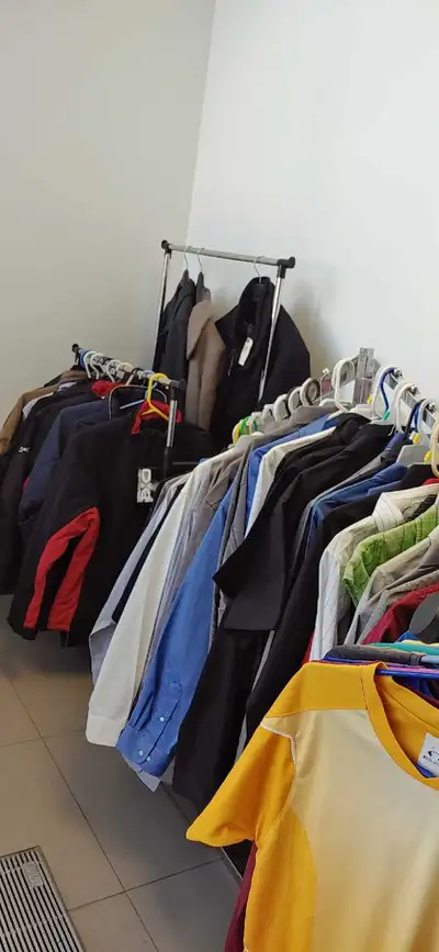 lot de 2500 vêtements neufs et plus  a vendre, View more