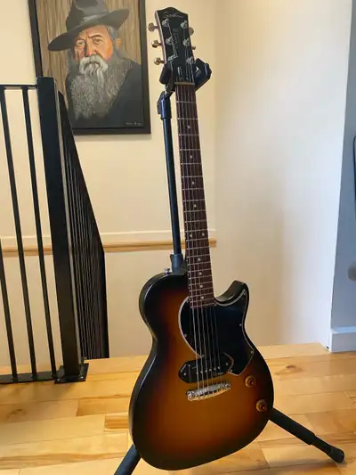 Godin Summit SG avec pick up Kingpin (P90) en très bonne état. La Summit Classic SG Matte Vintage Bu...