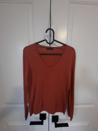 Like-New Tommy Hilfiger Sweater - Size Medium, Now Only $29!