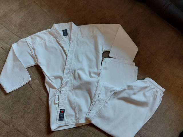 EUC Karate Gi unisex size 3/160 (equivalent ladies XS to S) in Other in Calgary