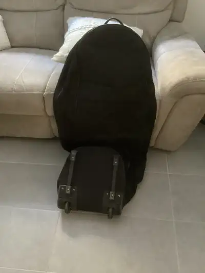 Sac de transport en avion ou de protection de couleur noir sur roulette.