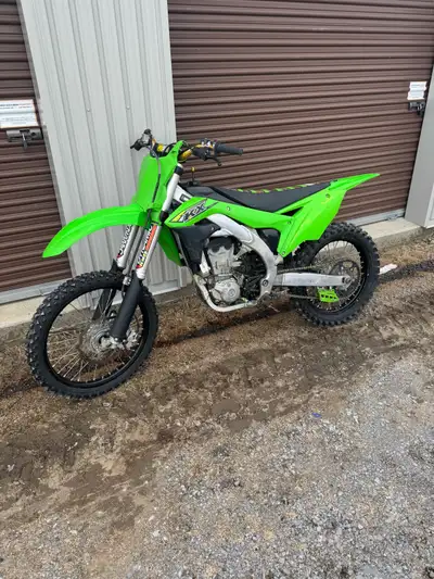 Kawasaki kxf 450 2018 Seulement 31 heure au compteur Tres bien entretenu Changement dhuile regulier...
