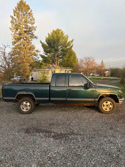 1998 gmc 1500 4x4 little bit of rust nothing major solid truck had it cert 5 months ago it’s been si...
