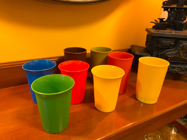 Set of 8 Vintage Tupperware Retro Tumblers Cups in Arts & Collectibles in Oshawa / Durham Region