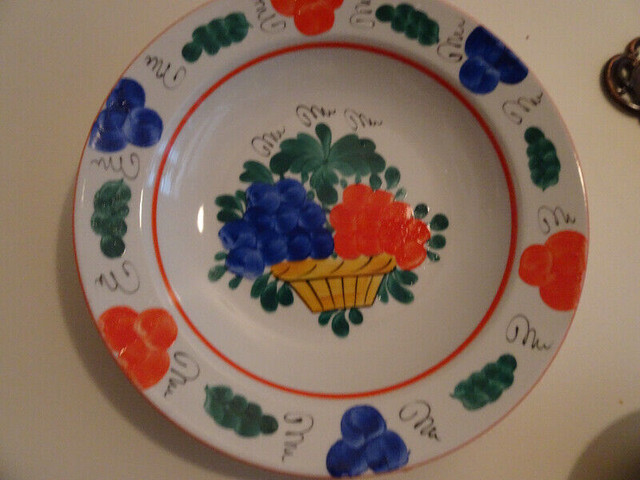 Vintage Hungary plate decorative plate wall plate hand-painted dans Art et objets de collection  à Ville de Montréal