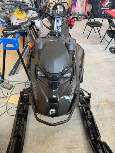 2024 Summit 850, 146 inch track, 2.5 inch lugs ONLY 184.9 KM HAS MBRP RACE CAN AND CLUTCH KIT.