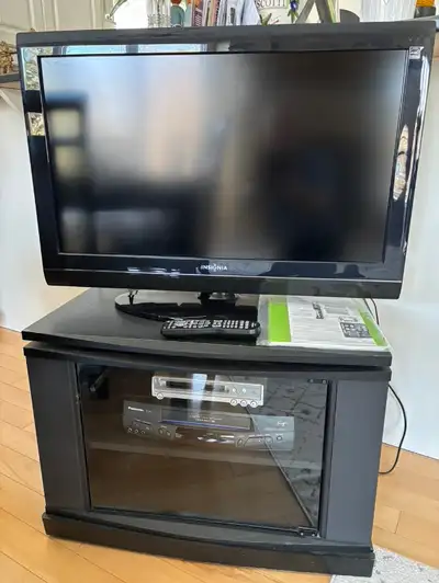 32" LCD TV Insignia NS-L32Q-10A with Remote and Stand Instruction manual 2 HDMI ports