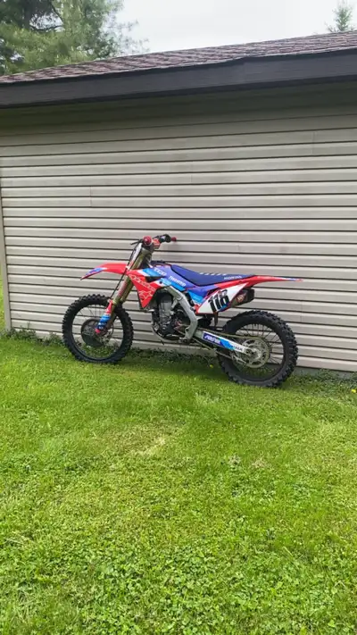 2018 crf450r fast and powerful. Map modes, Electric start, twin yoshi exhaust down to the titanium h...