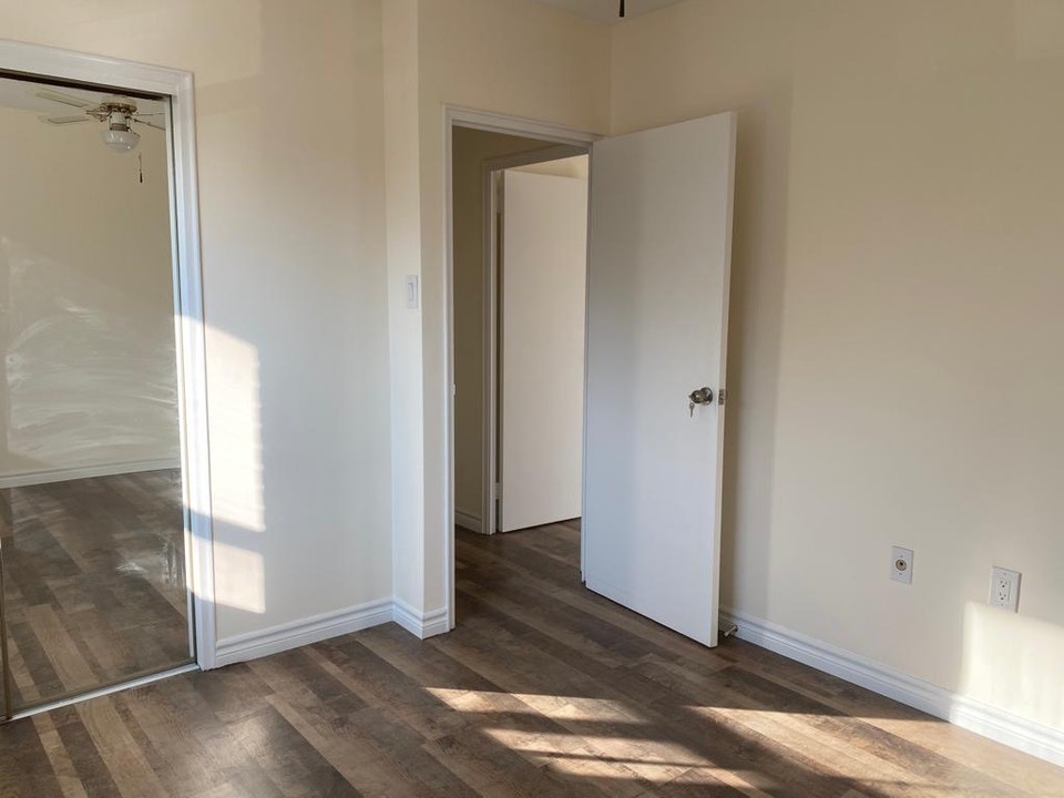 2 BD apartment @ Bathurst & Finch, newly renovated only 2090$ 2