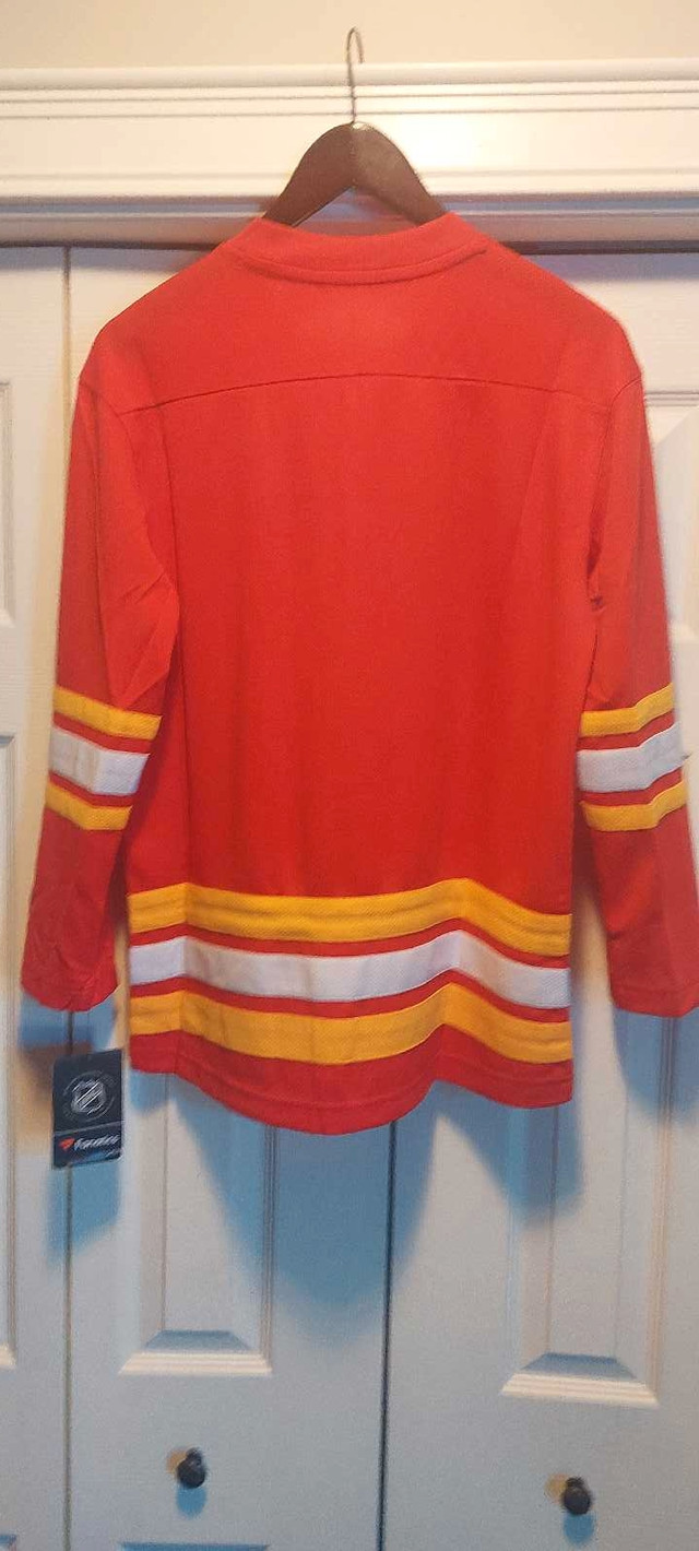 New w/tags Licensed Calgary Flames Throwback Fanatics jersey in Kids & Youth in Calgary - Image 2