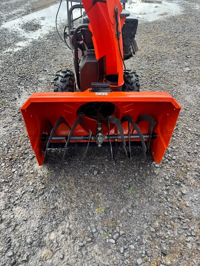 souffleuse a neige husqvarna 30po in Snowblowers in Trois-Rivières - Image 3