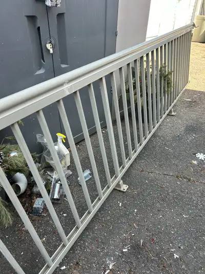 Rampe balcon 11.5 pieds et 37.5 pouces de haut couleur gris pale en aluminium en bon état