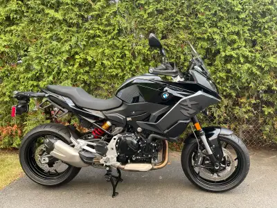 Moto Bmw 2023 comme neuve de couleur triple black. Seulement 6400 km. Toute équipée Toutes les optio...