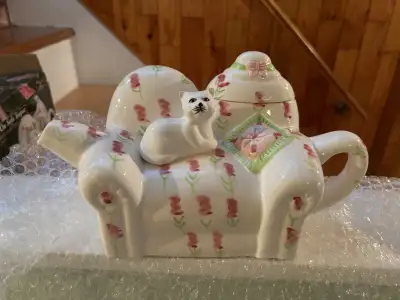 Cardinal Inc. Cat On Sofa Teapot, View more