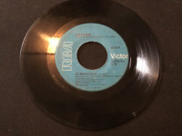 45 tours Joe Dassin “Le moustique” sur étiquette RCA Victor 1972