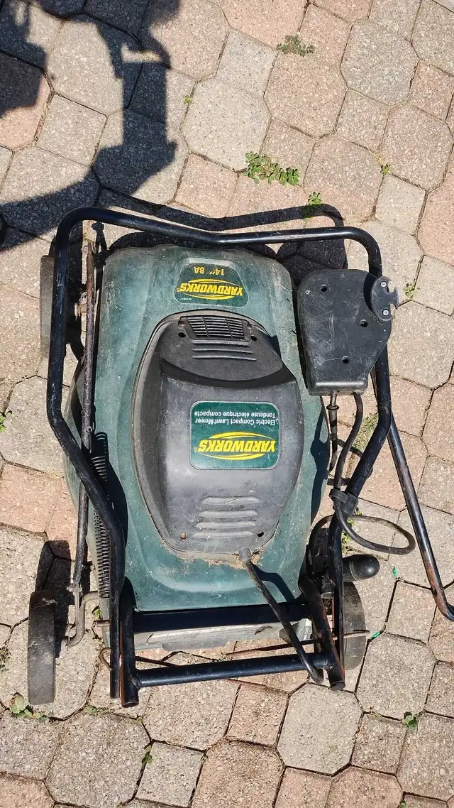 Parts for Yardworks lawnmower See pictures in Lawnmowers & Leaf Blowers in Mississauga / Peel Region - Image 4