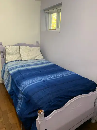 Furnished room in downtown Bolton. Walking distance to restaurants, cafes, shopping centres, Tim Hor...