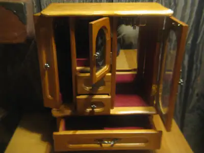 Meuble à bijoux. 12,5"x10"x5".