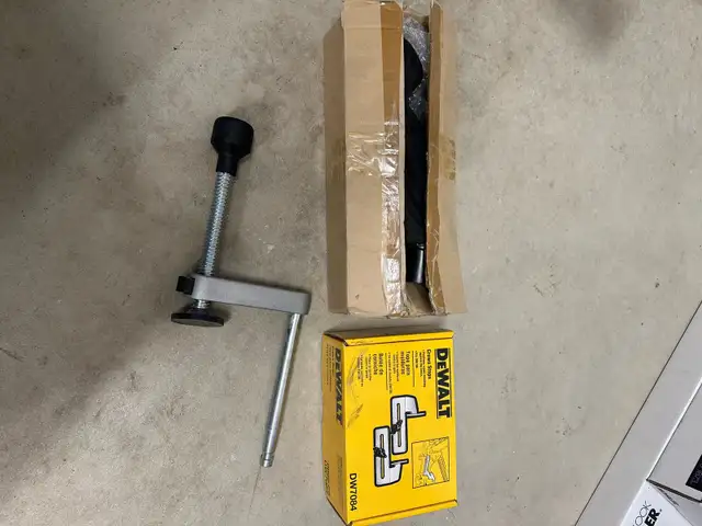 DEWALT..12” Sliding Compound Miter Saw in Power Tools in Mississauga / Peel Region - Image 7