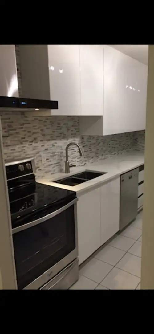 Renovated 3BR condo at “Las Brisas” on 17th floor overlooking downtown Heater/hydro/ garage parking....