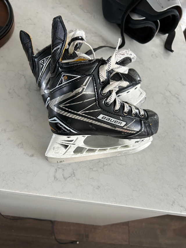Bauer supreme 1s hockey skates size 13 youth  in Hockey in Guelph