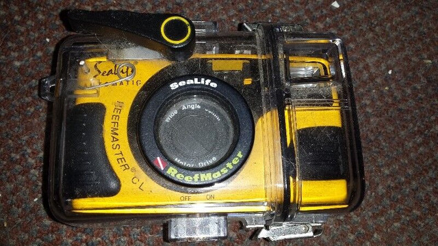 OLDER UNDERWATER CAMERA in Cameras & Camcorders in Chatham-Kent