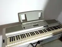Beautiful yamaha dgx300 piano w/ 500 sounds + stand