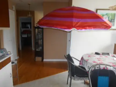 1-PARASOL RETRACTABLE AVEC UN PIQUET-METAL,DE 6 PIEDS DE HAUT., View more