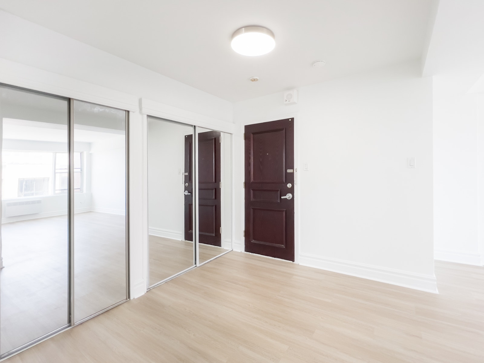 Spacious One Bedroom in Westmount — photo 1