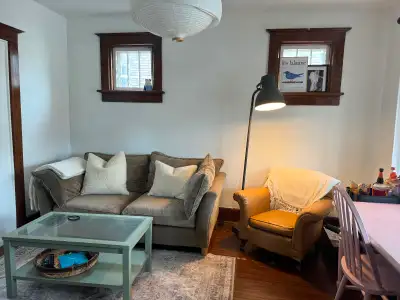 12-minute walk from Laurier! 4 Bedroom 2 Bathroom house- 3 bedrooms remaining. All girl house Lookin...